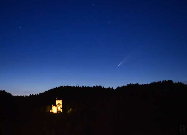 Kastelburg Waldkirch mit Komet Neowise, Juli 2020